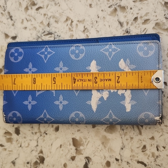 Louis Vuitton RARE Gradient Blue Monogram Wallet/Passport Holder - Picture 14 of 15